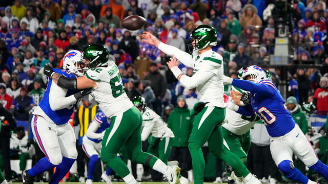 Jets' QB Tim Boyle throws under pressure against Buffalo